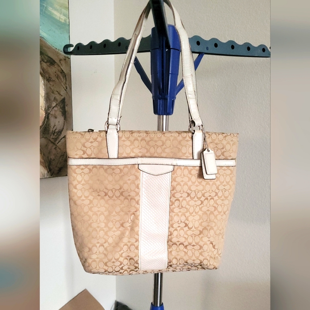 Signature Coach Shoulder Bag